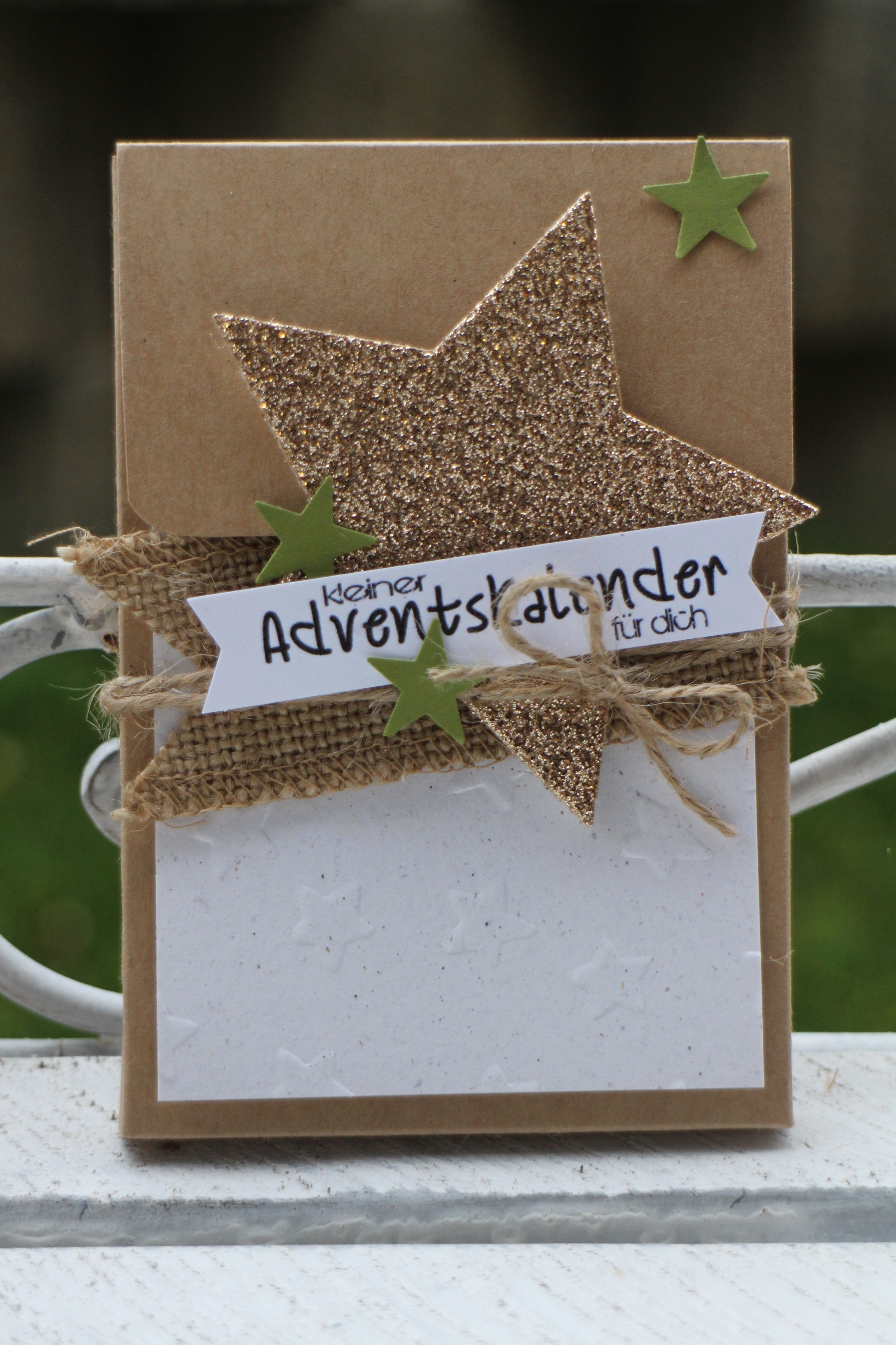 "Adventskalender to go" - Stampin´ Up! Artisan DesignTeam BlogHop 13.11.2014 - Verpackung mit Prägefolder "Glückssterne" und Juteband
